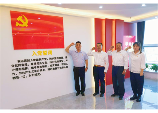 萬(wàn)和項管公司四名積極分子正式加入黨組織